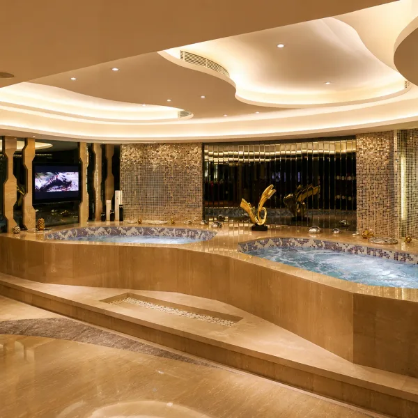 Marble bathing pool with mirrored columns
