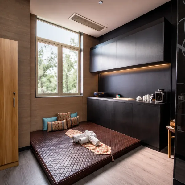 Dark wood room with quilted floor mat and refreshment counter