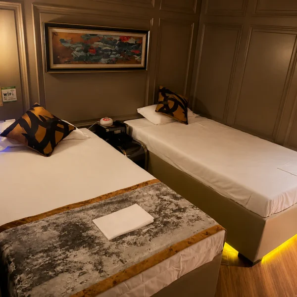 Oceanic Royal Spa twin-bed private room