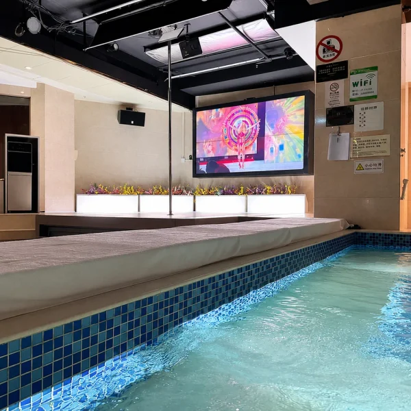 Oceanic Royal Spa pool and stage area
